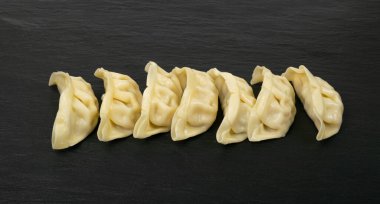 Gyoza Çin Mantı, Buharda pişirilmiş Sebze Jiaozi, Tavuk Momo Pile, Asya Gyoza Grubu Kara Taş Tabak Arkaplanı, Kopya Uzay