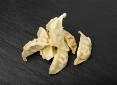 Gyoza Çin Mantı, Buharda pişirilmiş Sebze Jiaozi, Tavuk Momo Pile, Asya Gyoza Grubu Kara Taş Tabak Arkaplanı, Kopya Uzay