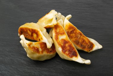 Gyoza Çin Mantı, Kızarmış Sebzeli Jiaozi, Tavuk Momo Pile, Asya Gyoza Grubu Kara Taş Tabak Arkaplanı