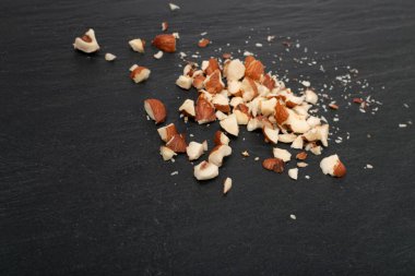 Çerez Kırıntıları, Kırık Fındık Yığını, Sağlıklı Organik Ezilmiş Fındık Grubu, Siyah Fındık Parçaları Üst Görünümü