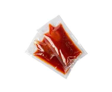 Kare Plastik Torbada Ketçap Tek seferlik Şeffaf Catsup Sachet, Sıcak Domates Sosu, Kırmızı Dressing, Beyaz Arkaplanda Ketçap Porsiyonu