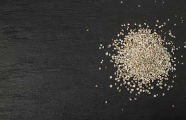 Ezilmiş Kuvars Yığını, Beyaz Taş Parçaları, Çimen Kumu, Dekoratif Kayalar Siyah Arkaplan Üst Görünümü Üzerinde Kopya Boşluğu