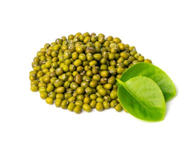 Kuru Çiğ Mung Fasulyeleri İzole, Vigna Radyasyon Tohumları Yığını, Yeşil Gram 'ın Macro Fotoğrafı, Maash veya Moong Top View, Beyaz Arkaplan