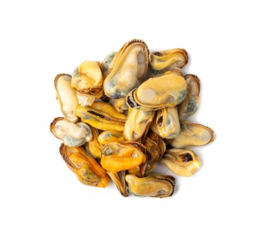 İzole edilmiş midyeler, kabuksuz midyeler, soyulmuş midyeler, açık deniz ürünleri, midye eti, pişirilmiş kabuklu deniz ürünleri, beyaz arka plandaki istiridyeler.