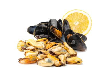 İzole edilmiş midyeler, kabuksuz midyeler, soyulmuş midyeler, açık deniz ürünleri, midye eti, pişirilmiş kabuklu deniz ürünleri, beyaz arka planda istiridye.