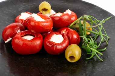 Küçük Biberler Peynir, Kiraz Biberi Doldurulmuş Feta, Krem Peynir, Salamura Zeytin, Bitki, Siyah Tabakta Sebzeli Antipasti