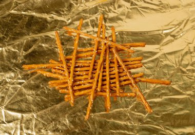 Ekmek Çubukları, Kraker Çubukları, Susam Grissini, Susam tohumlu Kraker Atıştırması, Altın Arkaplanda Uzun Rusklar Üst Görünümü