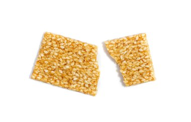 Susamlı atıştırmalık, tatlı mısır gevreği kahvaltısı, bal tohumlu kraker, susam şekeri beyaz arka plan üst görünümde.