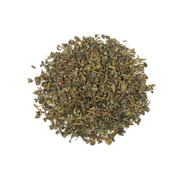抹茶と緑茶の葉の混合物分離された 乾燥した新鮮なハーブティーピレ 健康的な飲料成分 抹茶と緑茶の葉白い背景の上の眺め — ストック写真