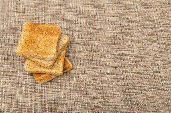 素朴な背景のパントースト トーストサンドイッチスクエアスライス コピースペース付きブラウンテーブルクロスのトーストのための葉片 — ストック写真