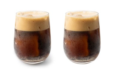 Buzlu Porter Birası, Bardakta Soğuk Bira, Köpük ve Buz Küplü Kara Bira, Alkollü Bardakta Baloncuk, Beyaz Arka planda Ale Froth