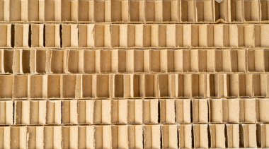 Oluklu karton kenar katmanları desenli arka plan. Kopya Alanı ile Karton Kesim Dilimleri Deseni, Kopyalanmış Kraft Kağıt Duvar Kağıdı, Kahverengi Paketleme Vintage Kağıt Üst Görünümü