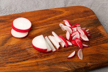 Dilimlenmiş Turp Kökleri, Kırmızı Kök Kesikleri, Kırmızı Turp Dilimi Yığını, Tahta Kesme Tahtasındaki Radis Parçaları