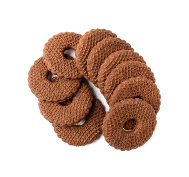 Çikolatalı bisküvi halkaları izole, kahverengi kurabiye halkaları, koyu yumuşak bisküviler, yuvarlak tereyağlı kurabiyeler, beyaz arka planda taze kakao kraker halkası