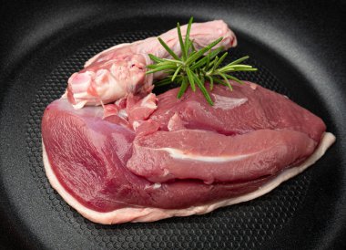 Çiğ ördek filetosu izole edildi, pişmemiş taze ördek göğsü derisi, pişmemiş tavuk fileto modeli beyaz arka planda