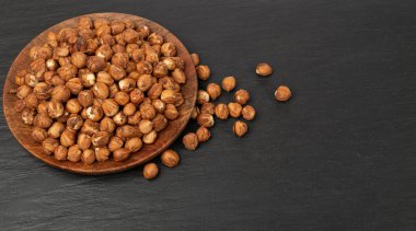 Fındık Çekirdekleri, Tabakta Fındık Yığını, Sağlıklı Organik Fındık Grubu, Siyah Fındık Çekirdekleri Üst Görünümü