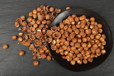 Fındık Çekirdekleri, Tabakta Fındık Yığını, Sağlıklı Organik Fındık Grubu, Siyah Fındık Çekirdekleri Üst Görünümü