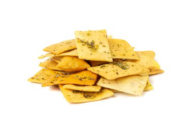 Pita Chips Pile Pile Yığını, Küçük Buğday Tortillası, Bitki ve Baharatlı Çıtır Düz Ekmek, Baharatlı Akdeniz Buğdaylı Atıştırmalık, Beyaz Arkaplanda Pita Cipsleri