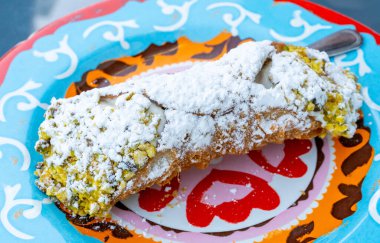 Cannoli Pastası Doldurulmuş Ricotta Peyniri, İtalyan Yerfıstığı Tatlısı, Kremalı Pasta Geleneksel Sicilyalı Cannoli Keki