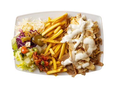 Donner Kebap Tabağı izole, Doner Et ve Cips, Donner, Shawarma veya Salata, Mayonez Sosu ve Sebze Üst Görünümü ile servis edilen Gyro