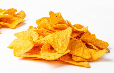 Nacho cipsi, Nacho çerezi, Meksika üçgeni mısır cipsi, mısır gevreği, mısır cipsi ya da Totopos, beyaz arka planda nachos.