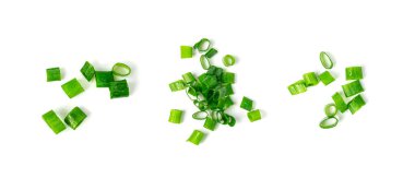 İzole edilmiş yeşil soğan, dağınık taze soğan yığını, doğranmış yeşil pırasa, doğranmış soğan, doğranmış soğan, beyaz arka planda taze soğan.