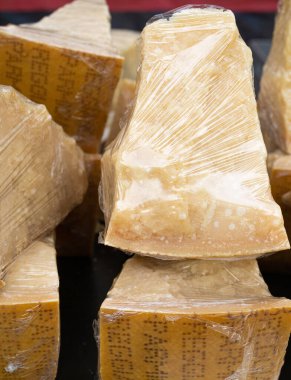 Parmesan peyniri parçaları plastik gıda paketiyle paketlenmiş İtalyan Parmegiano Salata ve Makarna için Reggiano, Sokak Marketinde Sert Peynir