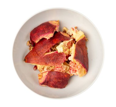 Nar kabukları izole edildi, mide iltihabı ve ishal için folk reaksiyon, geleneksel doğal tıp bileşeni taninlerle, beyaz arka planda nar kabukları.