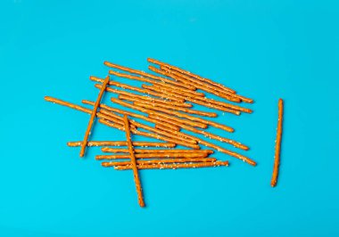 Ekmek Çubukları, Kraker Çubukları, Susam Grissini, Susam tohumlu Kraker Atıştırması, Mavi Arkaplanda Uzun Rusklar Üst Görünümü