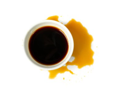 Soya sosu döküldü, teriyaki damla, istiridye sosu, balzamik sirke birikintisi beyaz arka planda.