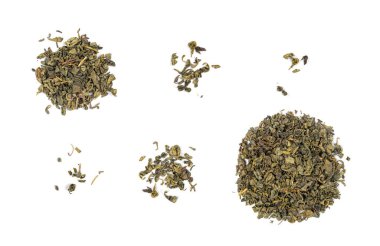 Matcha ve Yeşil Çay Yaprakları Karmaşık, Kuru Taze Bitki Çay Yığını, Sağlıklı İçecekler, Matcha ve Yeşil Çay Yaprakları Beyaz Arkaplanda Üst Görünümde