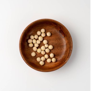 Bovling salonundaki kiraz taşları izole edilmiş, kiraz çekirdeği yığını kapanmış, tatlı meyve çekirdeği çekirdekleri, kiraz çekirdeği çukurları, kuru erik, kuru erik Avium küçük tohumlar, beyaz arka planda Stone Fruit Pits