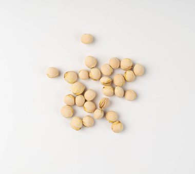 Kiraz Taşları İzole Edilmiş, Kiraz Çekirdeği Yığını Kapalı, Tatlı Meyve Çekirdekleri, Kiraz Çukurları, Kuru Prunus Avium Küçük Tohumlar, Beyaz Arkaplanda Taş Meyve Çukurları