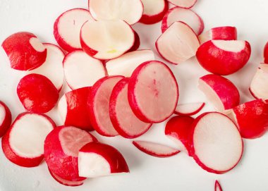 Dilimlenmiş Turp Kökleri İzole edilmiş, Kırmızı Kök Yuvarlak Kesikleri, Kırmızı Turplar Dilimlenmiş, Radis Çapraz Bölümü Beyaz Arkaplan Üst Görünümü