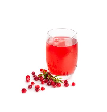 Soğuk Lingonberry içeceği izole edilmiş, buzlu Cowberry çayı, ferahlatıcı kızılcık kokteyli, Berry Mors, Red Berry suyu, meyveli içecek, Red Grog, Lingonberry içeceği beyaz arka planda, Ice Cubes