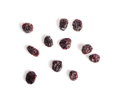 Kuru yaban mersini, saçılmış yaban mersini, sığır çileği doğal tatlı, sağlıklı beslenme, organik çerez, beyaz arka planda kuru kızılcık.