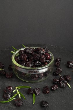 Kuru yaban mersini yığını, Dağıtılmış Lingonberry, Doğal Doğal Çilek, Sağlıklı Diyet, Organik Atıştırma, Kara Arkaplanda Kuru Kızılcık