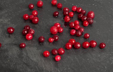 Donmuş Lingonberry, Dağılmış Buzlu Cowberry, Kar Yabanmersini, Kırmızı Viburum Böğürtlenleri, Donmuş Lingonberry Siyah Taş Arkaplan Üst Görünümü