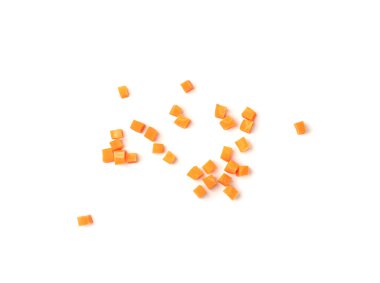 Taze doğranmış havuç, çiğ havuç küpü yakın plan, doğranmış portakal kökü sebze, doğranmış havuç, beyaz arka plan üst görünümü