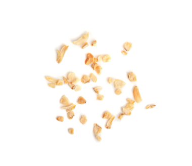 Kuru sarımsak dilimleri yalıtılmış, yağda kızartılmış karanfil istifi yakın plan, ızgara sarımsak gevreği, karanfilli cips grubu beyaz arka plan üst görünümü