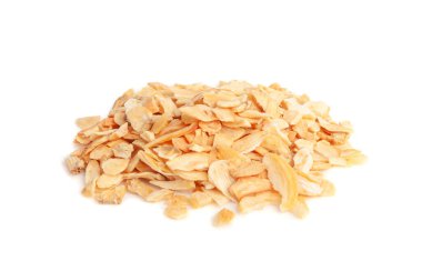 Kuru sarımsak dilimleri izole edilmiş, Kızarmış karanfiller yakın plan, ızgara sarımsak gevreği, karanfil grubu beyaz arka plan