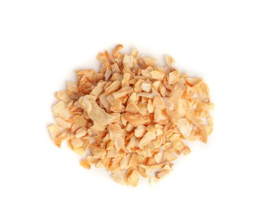 Kuru sarımsak dilimleri izole edilmiş, çıtır çıtır çıtır karanfiller yakın çekim, ızgara sarımsak gevreği, karanfil grubu beyaz arka plan üst görünümü