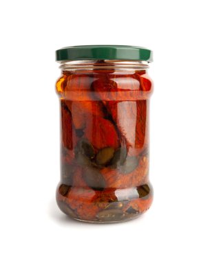 Kavanozda kurutulmuş domatesler, kurutulmuş Pomodoro Konservesi, kurutulmuş zeytinyağında domates, kurutulmuş sundurulmuş sebze dilimleri, beyaz arka planda cam kavanozda kuru erik domatesleri.