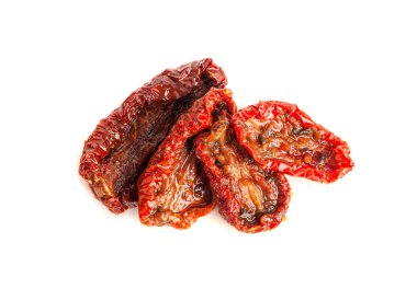 Kuru domatesler, kurutulmuş Pomodoro Yığını, kurutulmuş zeytinyağlı domates, kurutulmuş suni sebze dilimleri, kuru erik domatesleri, beyaz arka planda İtalyan çerezi.