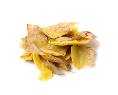 Haşlanmış patates kabuğu, patates kabuğu, gübre için biyo çöp, patatesli organik atık, beyaz arka planda pişmiş patates kabuğu.