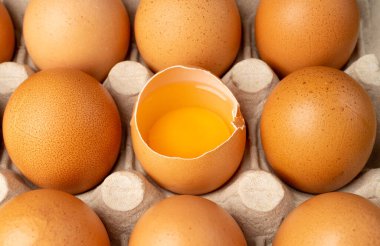 Tam Tavuk Yumurtası ve Kırık Yakın plan, Karton Pakette Kırık Yumurta, Kahverengi Yumurta Konteynırı, Taze Organik Yiyecek