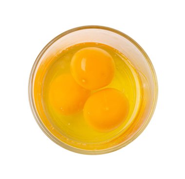 Kırık yumurta cam, çiğ yumurta sarısı ve beyaz, çatlamış kahverengi kabuk, taze organik tavuk yumurtası beyaz arka planda.