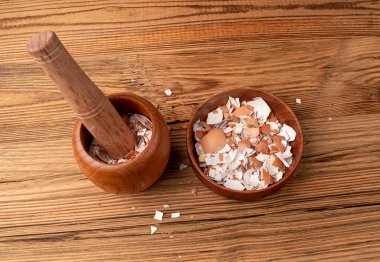 Kasede Kırık Yumurta Kabuğu, Ezilmiş Yumurta Kabuğu, Kalsiyum İlavesi, Kırık Yumurta Kabukları, Doğal Kompost İçeriği, Ahşap Masa Üzerinde Kırık Yumurta Kabuğu Üst Görünümü