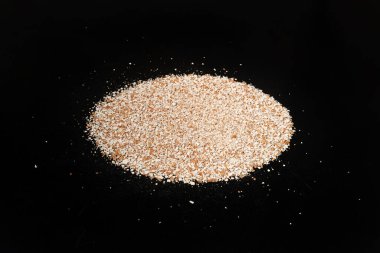 Kırık yumurta kabuğu, ezilmiş yumurta kabuğu, kalsiyum takviyesi, çatlamış yumurta kabuğu, doğal gübre bileşeni, kırılmış yumurta kabuğu siyah arka planda üst görünüm