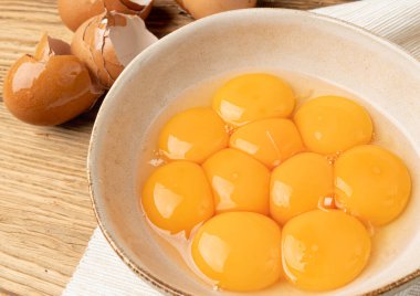 Kasede yumurta sarısı, 10 taze tavuk yumurtası sarısı Beyazlardan yemek tarifi için ayrılmış, Beyaz Kasede 10 organik yumurta sarısı